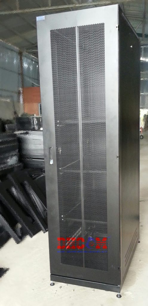 Hình ảnh tủ rack 42u sâu 1000 của lưới dùng trong các phòng Server